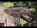 00618 ostia - regio v - insula xii - vordergrund horrea di hortensius (v,xii,1) - hinten - insula xii - tabernae der horrea (v,xii,2) - blick vom theater (ii,vii,2).jpg